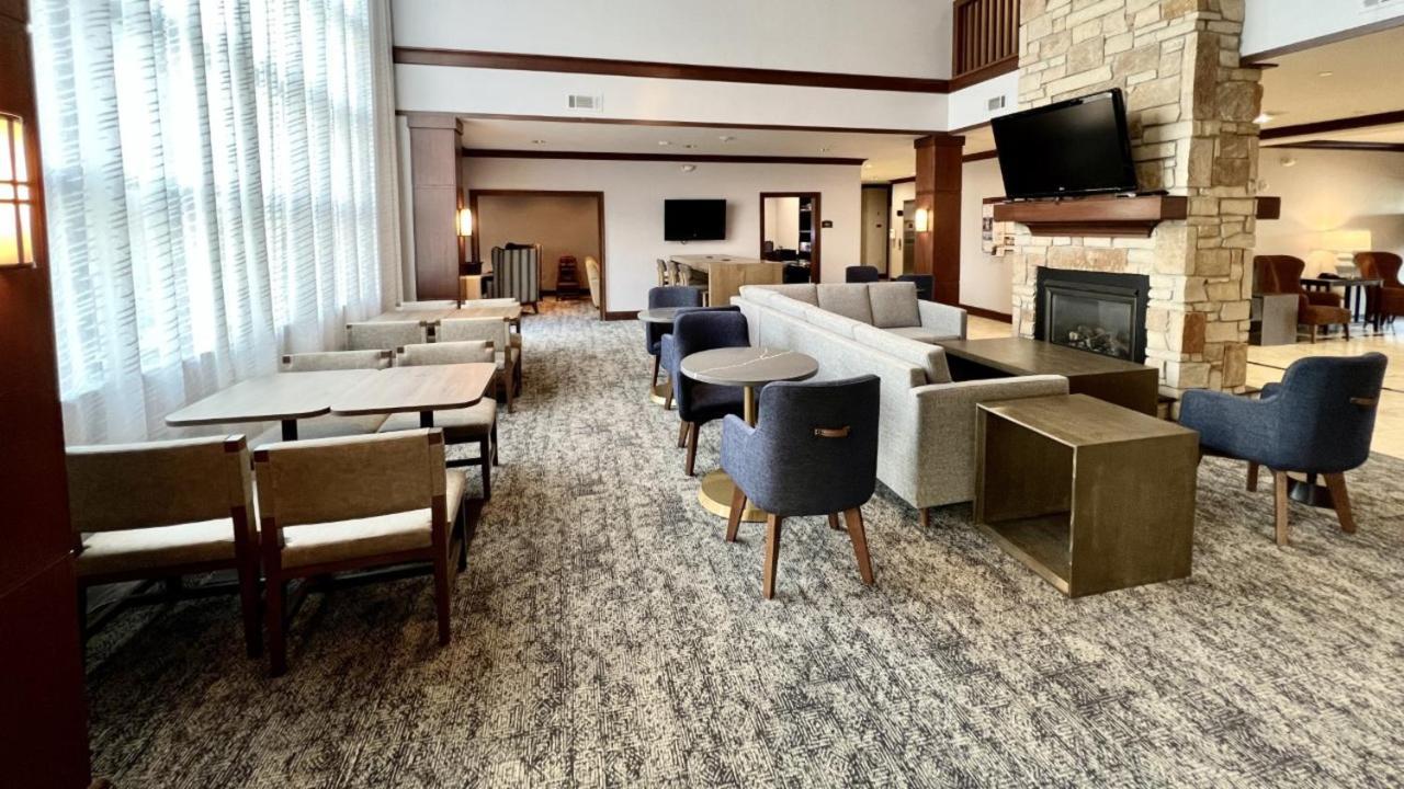 Staybridge Suites Milwaukee West-Oconomowoc By Ihg Zewnętrze zdjęcie