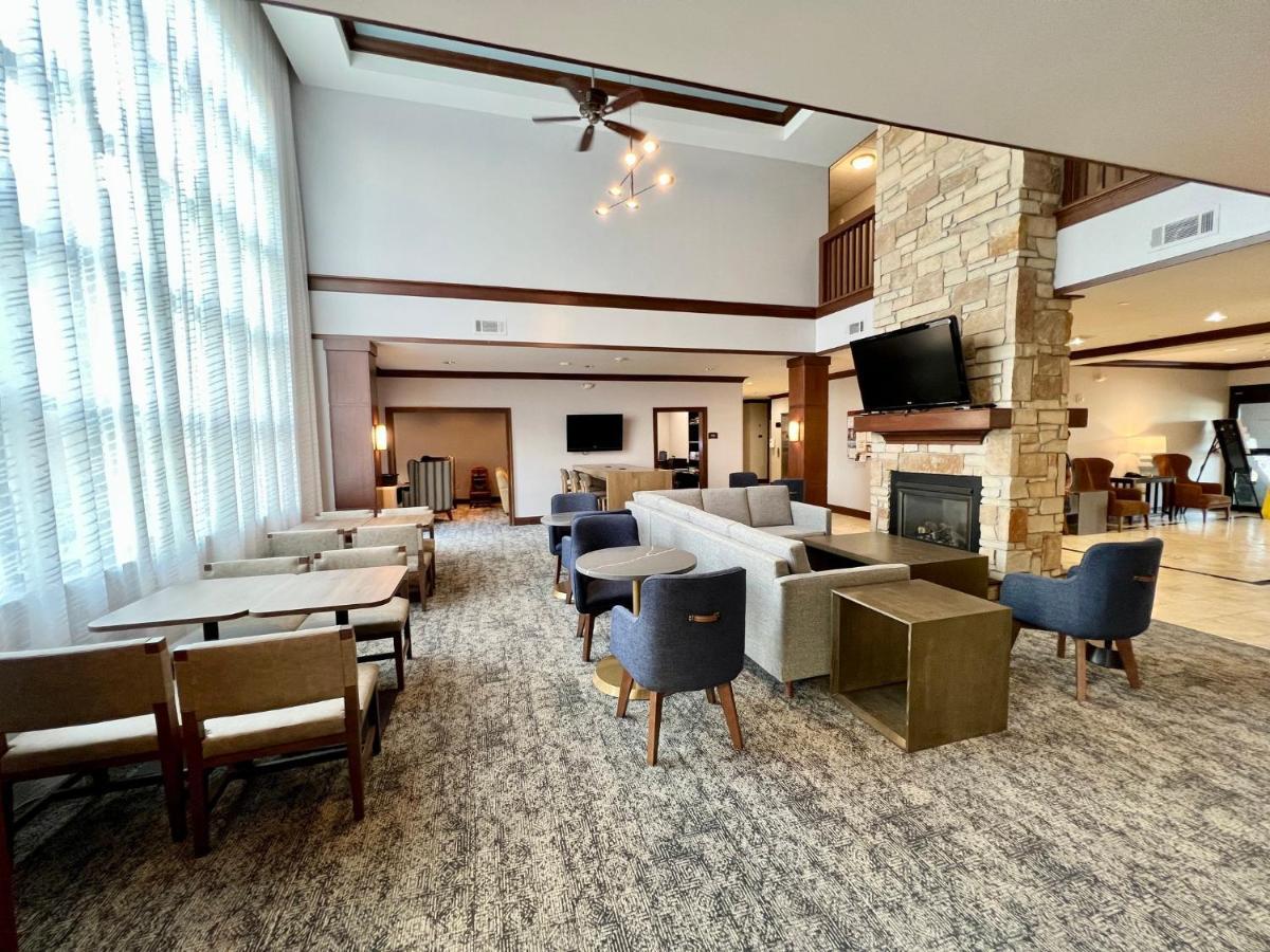 Staybridge Suites Milwaukee West-Oconomowoc By Ihg Zewnętrze zdjęcie